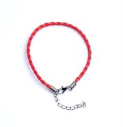Armbånd af flettet kunstlæder. 20 cm. Rød